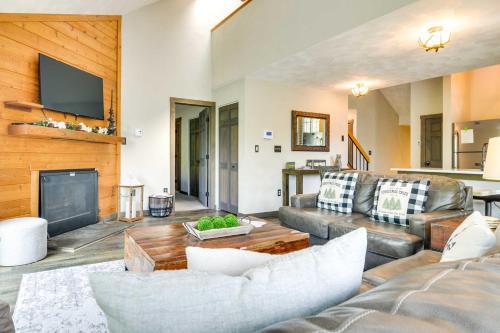 Jefferson Township Casa | Somerset Townhome with Deck Less Than 2 Mi to Ski Lift!
