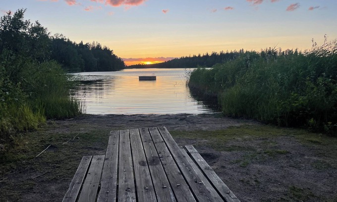 Sodertalje Cabina | Sommarstigen 1 - Modern & Sjönära Stuga med Privat Bastu