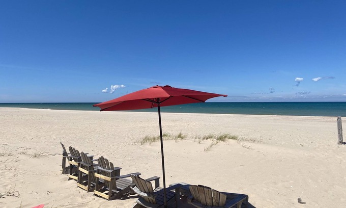 Bliss Township Cabina | Sommerset: Una hermosa / cómoda cabaña de madera en el lago Michigan con playa de arena