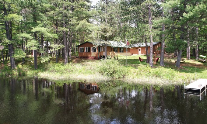 Tomahawk Cabina | Somo River Home - Fire Pit, Dog Friendly, W&D, Kayaks, Canoe