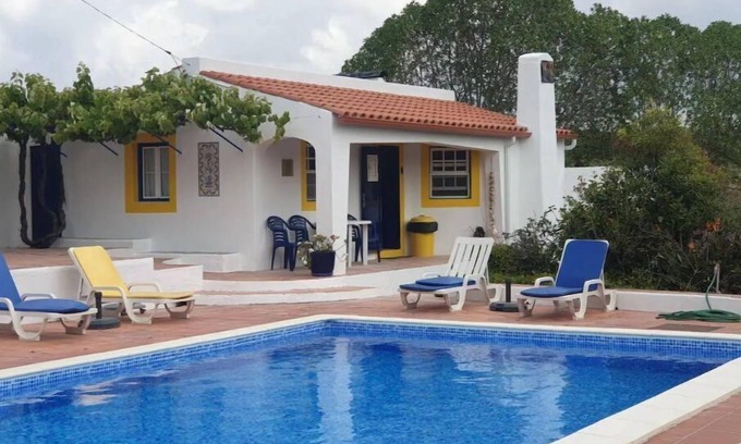 Sao Martinho do Porto Chalet De Esquí | Sondela Self Catering Cottages. Cosy, quaint chalet, 10 meters from the pool.
