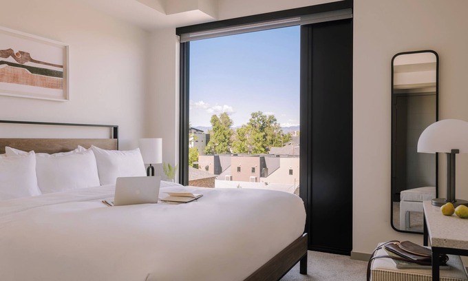 Jefferson Park Apartamento | Sonder at Skyline | Superior One-Bedroom Apartment w/ Mountain View