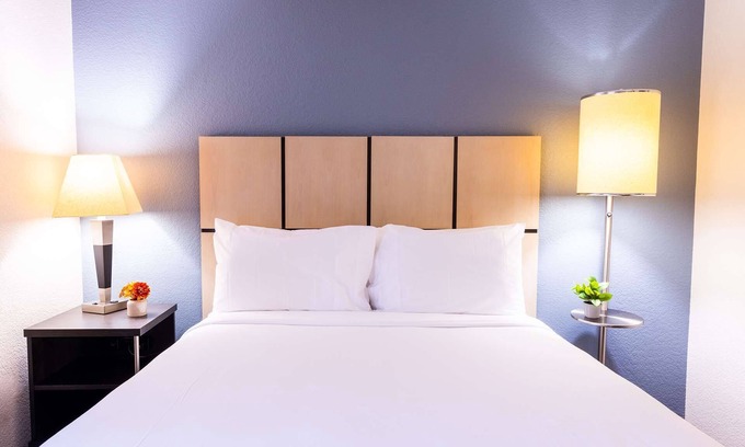 Lansing Hotel | Sonesta Simply Suites Lansing