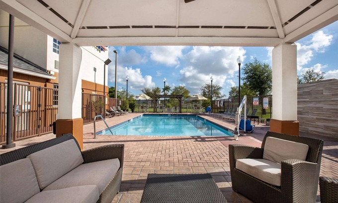 Doral Hotel | Sonesta Simply Suites Miami Airport Doral