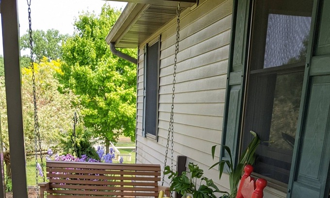 Shipshewana Cama Y Desayuno | Songbird Haven #4 @ Miriam's Bed n Breakfast