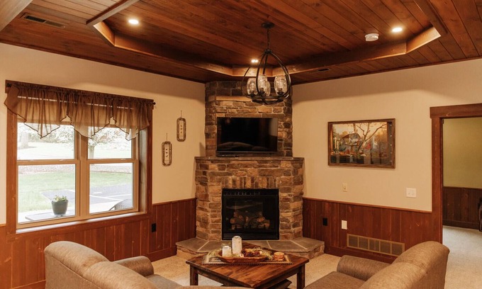 Dundee Cabina | Songbird Serenade Suite: Luxury, Lodge Suite in Amish Country, Ohio