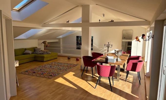 Feusisberg Apartamento | Sonnige Loft mit Terrasse, Ladestation für Elektrofahrzeuge