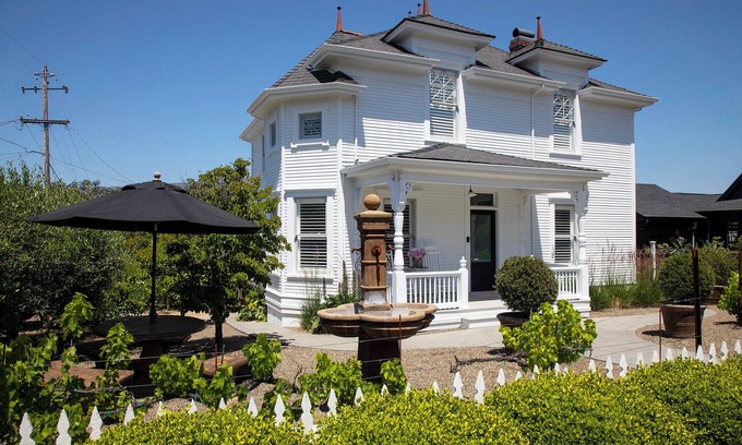 Geyserville Casa | Remodelado Sonoma County Landmark con piscina y jacuzzi. Camine a Geyserville.