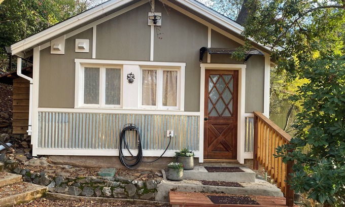 Sonora Apartamento | Sonora Treehouse Cottage. Charming studio w/ AC & WiFi in quaint historic town