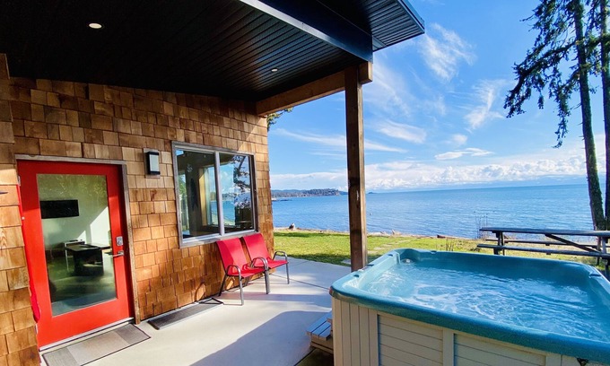 Sooke Cabina | Sooke Oceanfront with hot tub and King bed!