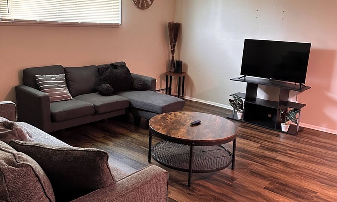 Maple Heights Apartamento | Soothing 2-bedroom apartment in Maple Hts