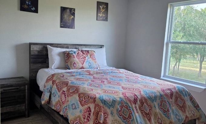 Dale Cabaña | Soothing Cottage near COTA – Your Peaceful Family & Friends Getaway.