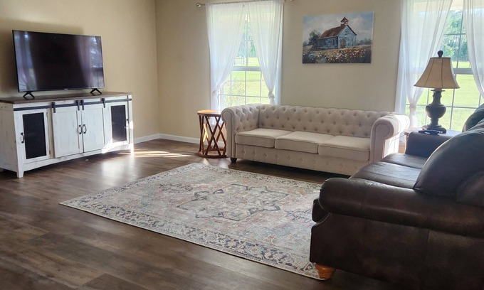 Whigham Otro | Soothing Farmhouse close to wedding venues in Whigham - 3 bedrooms available