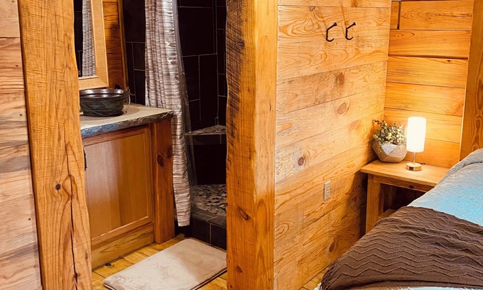 Eureka Springs Cabina | Soothing LOG CABIN in charming Eureka Springs