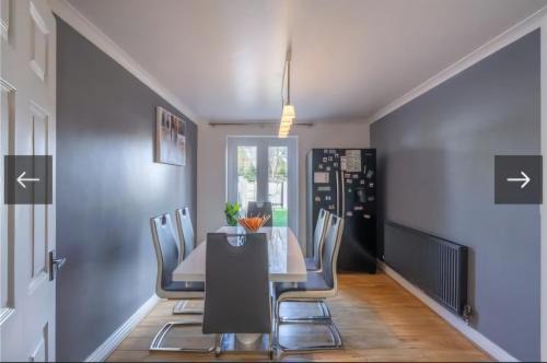 Wolverhampton Apartamento | Sophia's place - 3 bedroom 3 bed house for groups, families, contractors and professionals, houses 5