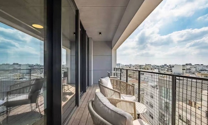 Tel Aviv Apartamento | Sophisticated 1BR 56 Sqm with Balcony and free parking