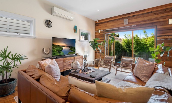 Kingsville Casa | Sophisticated 2-Bed House with a Pool