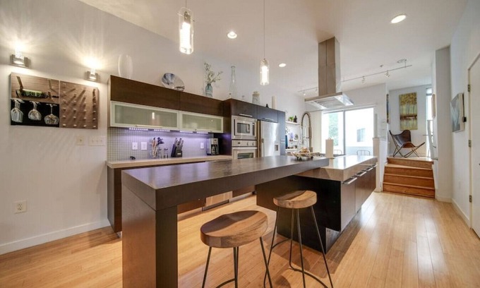 Wesley Heights Condominio | 2BR City Luxury | Short Walk to Uptown Attractions