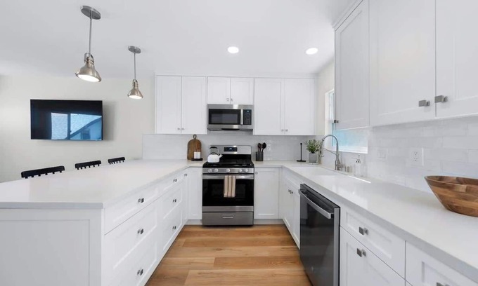 Mission Hills Apartamento | Sophisticated Comfort 2BR Condo w/ Parking