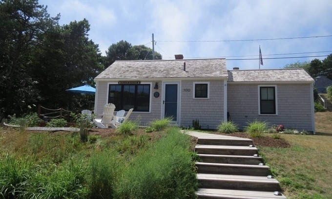 South Chatham Cabaña | No te pierdas este! Esta casa de dos dormitorios (1 king y 2 gemelos) recientemente renovada y actualizada tiene un hermoso espacio abierto y mucha luz.