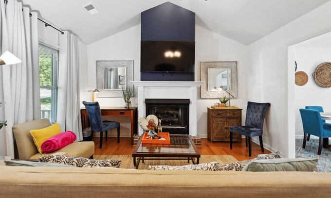 Fayetteville Casa | Sophisticated Maximalist