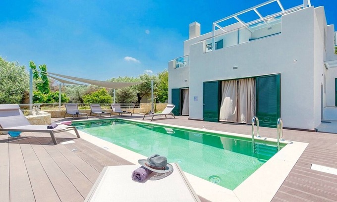 Gerani Villa | Sofisticado y moderno con piscina privada en el pintoresco pueblo de Gerani, a 500 m de la playa.