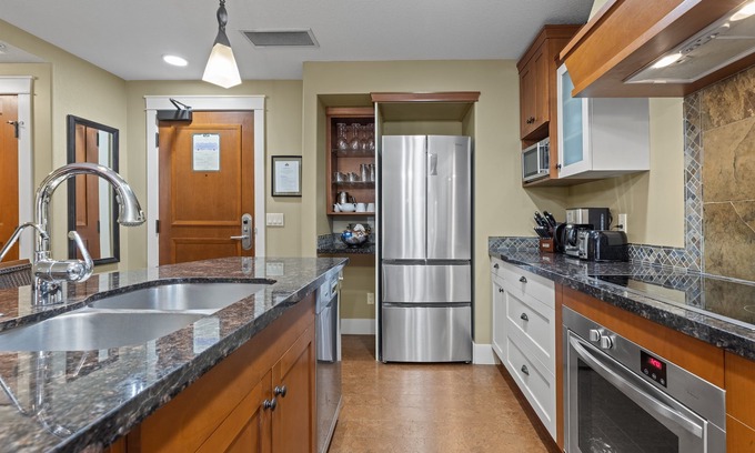 Canmore Condominio | Sophisticated Mountain Condo – Pool & Hot Tub