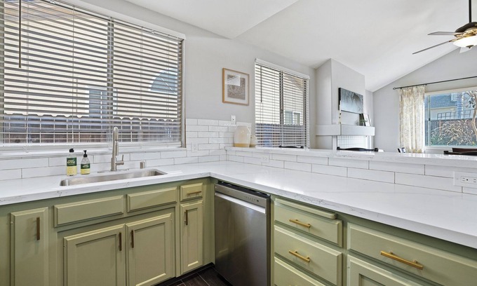 Fresno Casa | Sophisticated River Bluff Retreat - PRO CLEAN