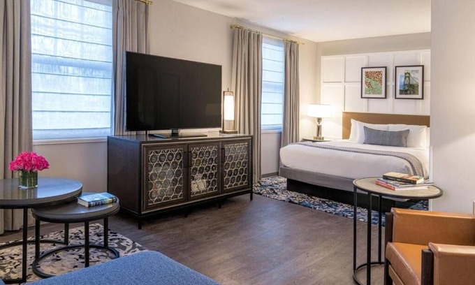 Downtown Portland Hotel | Sophisticated Studio Suite, at Stylish Heathman Hotel. Minutes to Portland Art Museum