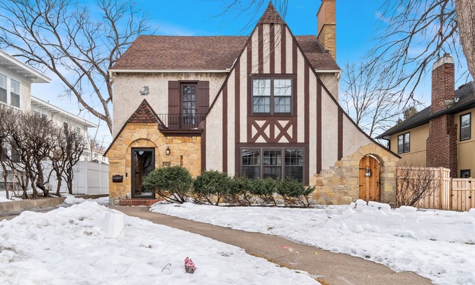 Lynnhurst Casa | Sophisticated Upstairs Flat in Tudor-Style Duplex