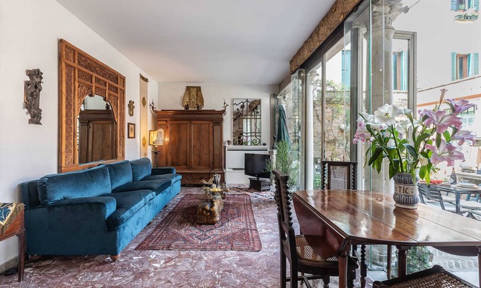 Dorsoduro Chalet De Esquí | Sophisticated Venetian House with Private Courtyard