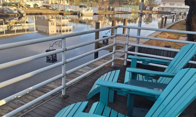 Sandbridge Cabaña | Sophisticated waterfront Sandbridge cottage on Back Bay, minutes to the ocean.