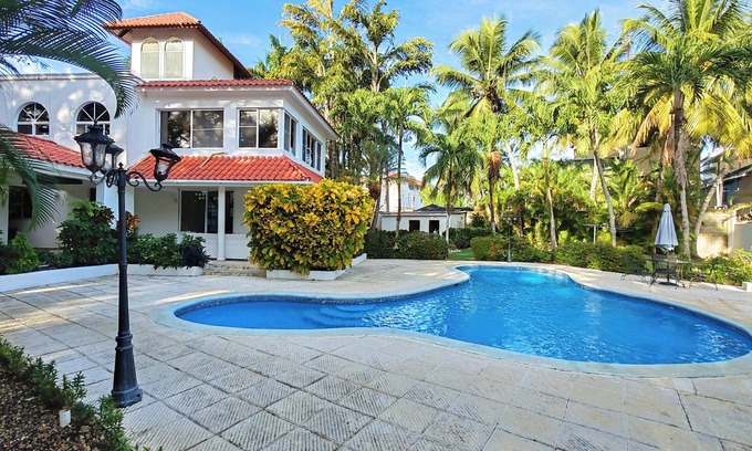 Villas Ana Maria Villa | Sosua Bachelor Party 9BR Mansion Downtown, piscinas, cerca de las playas