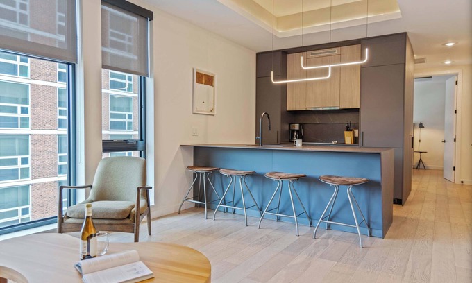 Logan Square Apartamento | Sosuite | 1BR Apt w Roof Deck, Gym, Laundry