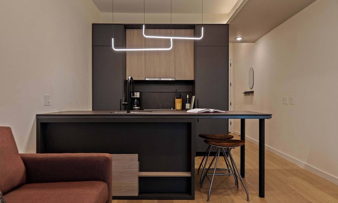 Logan Square Apartamento | Sosuite | 1BR Apt w Roof Deck, Gym, Laundry