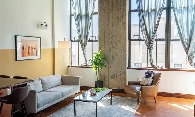 West Poplar Apartamento | Sosuite | 2BR Apt w W/D, Gym, On-Site Restaurant