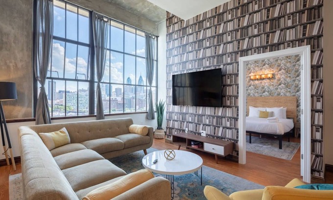 West Poplar Apartamento | Sosuite 2BR Penthouse w W D Gym On-site Bar