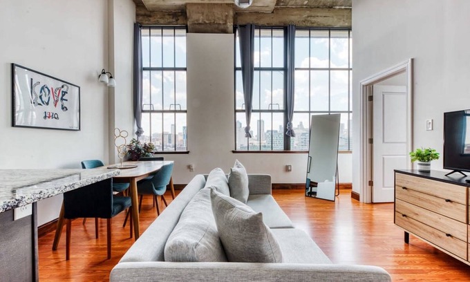 West Poplar Apartamento | Sosuite 2BR Penthouse w W D Gym On-site Bar
