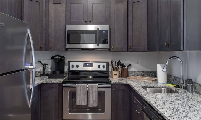 West Poplar Apartamento | Sosuite 2BR Penthouse w W D Gym On-site Bar