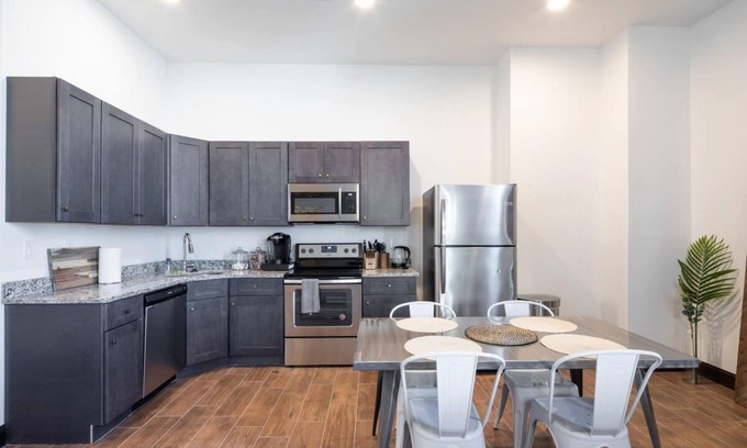 West Poplar Apartamento | Sosuite 2BR Penthouse w W D Gym On-site Bar