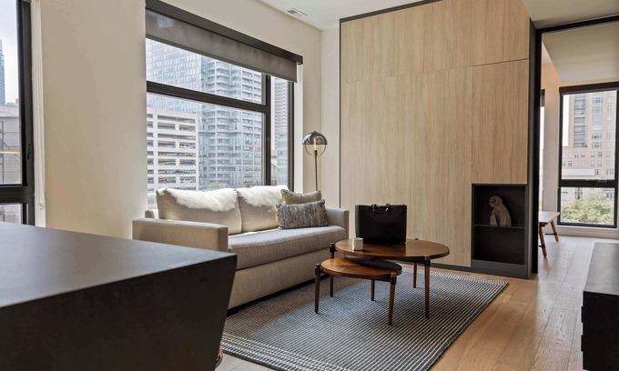 Logan Square Apartamento | Sosuite | Corner 1BR Apt w Roof Deck, Gym, Laundry
