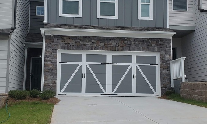 Newnan Casa | Sought after Ashley Park. Walking Trails. Golfing. Shop. Dine. Play and Relax