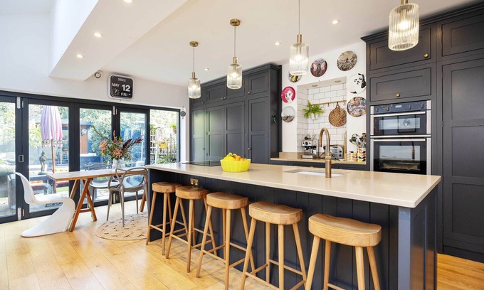 Victoria Casa | Soulful Smiles, by Veeve