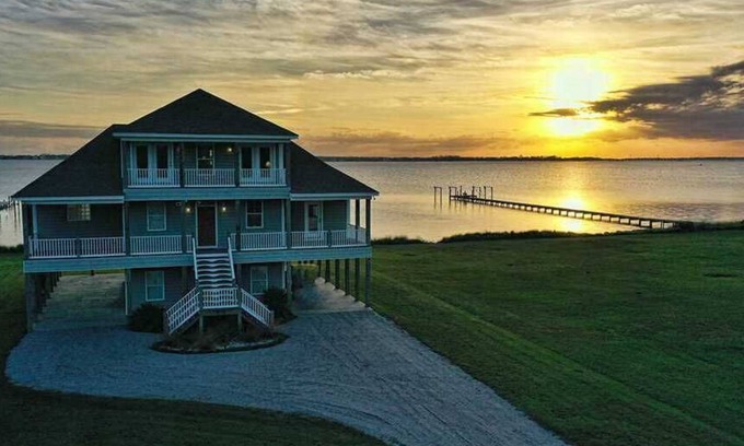 Gloucester Casa | Sound Front, Pet Friendly House with Boat Lift (Dolphin Lookout)