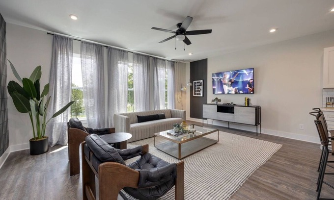 Whitebridge Casa | Sound of Speed - Mins to Downtown - Rooftop Deck - Sleeps 8