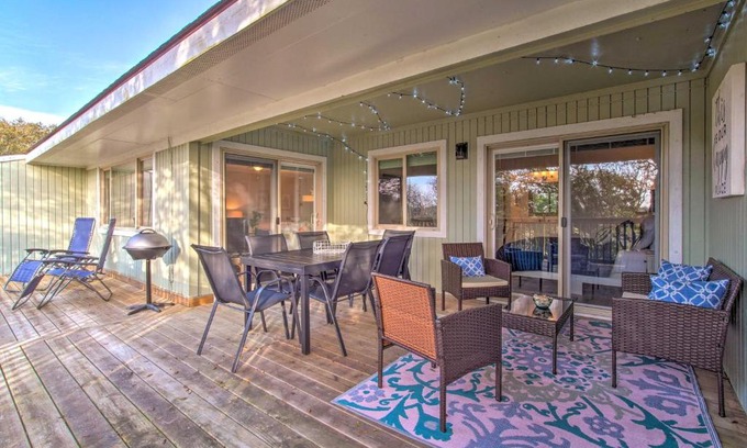 Caswell Beach Apartamento | Sound of the Sea Oak Island Condo with Pools!