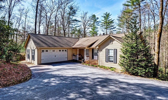 Sapphire Casa | Sounds of Little Hogback Creek Enjoyed from the Deck! - Herring Hideaway