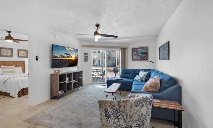 Villa Sabine Condominio | 🏖️Sounds Views-Walk to Pensacola Pier- Grill-1BR Sand Dollar W-103