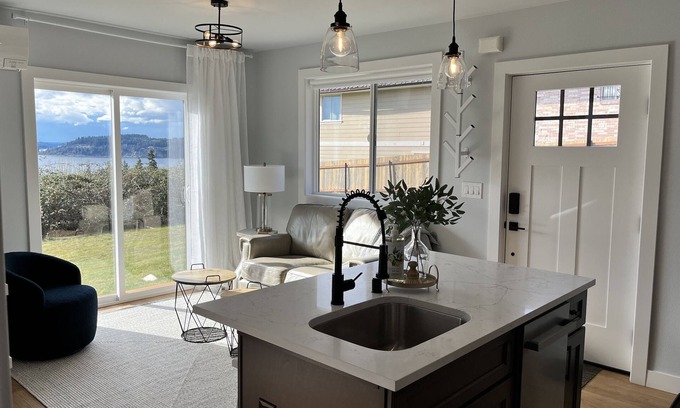 West End Cabaña | Soundview Suite Cottage, 3 mins from beach, close to 6 hospitals