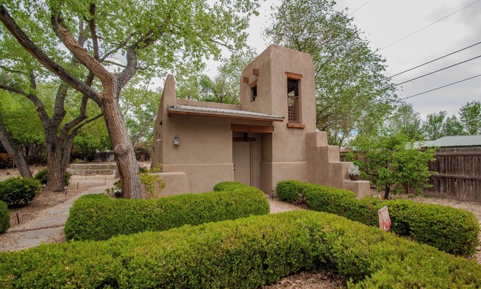 Los Ranchos de Albuquerque Apartamento | South Foxfire Casita @ SantuaRio Grande-Quintessential New Mexico Casita+Firepit